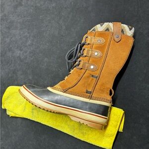 Sorel Black and Brown Winter Boot One of the boots doesn't have a strap !!!